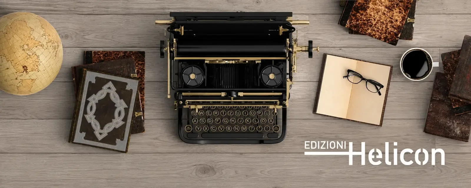Scrivania di uno scrittore con una macchina da scrivere vintage, libri antichi, un mappamondo e gli occhiali: il logo Edizioni Helicon